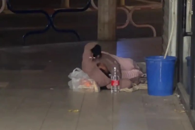 מספרית מוכרת לאישה המתגוררת ברחוב: הטרגדיה של גאולה ובתה >>