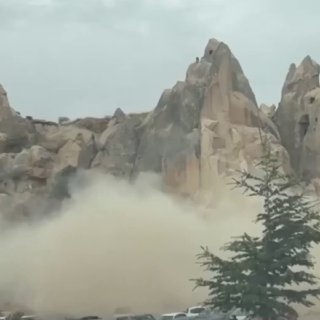 תצורת סלע קרסה באזור הטורקי של קפדוקיה, כך דיווח ערוץ הטלוויזיה TRT. לפחות שני בני אדם נהרגו ואחד נוסף נפצע…