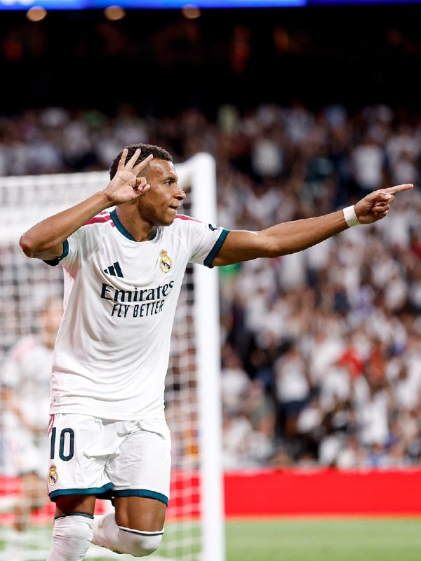 رئال مادرید | Real Madrid: کیلیان امباپه ششمین هتتریکش رو برای رئال مادرید در تمامی رقابتها ثبت کرد!این تعداد دو برابر هتتریکهای هر بازیکن دیگه