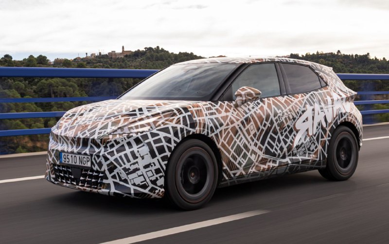 Cupra показала серийный хот-хэтч Raval перед дебют...