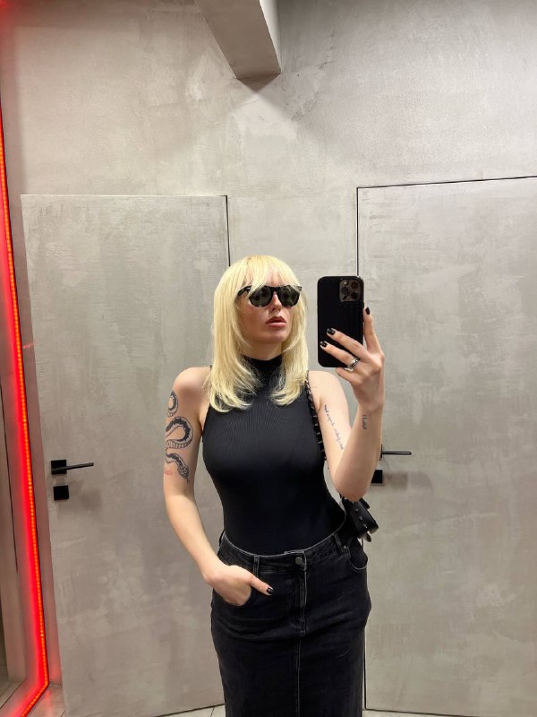 Постриглась💇🏼‍♀️Это я с нарощенными волосами, но из из обломившихся волос без стрижки выглядит ужасно, поэтому сделала форму.