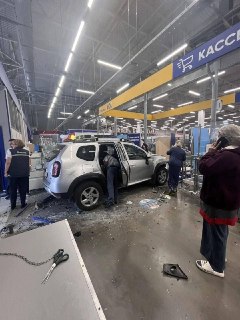 В подмосковной Истре автомобиль въехал в магазин «Лента», кадры публикуют в соцсетях. По неподтвержденным данным, за рулем находился 60-летний мужчина: он сбил в магазине одного человека, пострадавшего увезли на скорой.