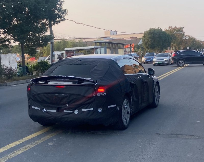 Smart вывел на тесты новый лифтбек 

Smart готовит...