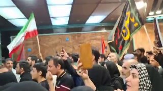 המשך זרם האבלים לאולם התפילה בטהרן כדי להשתתף בטקס הפרידה של האימאם שנהרג.