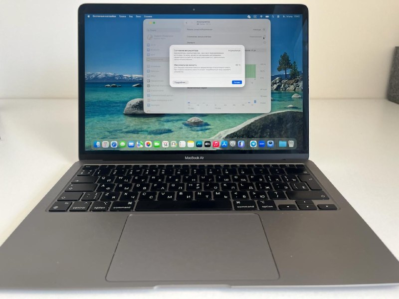 Продам MacBook Air 13 M1 (2020)