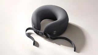 Xiaomi представила массажную подушку для шеи Mijia Smart Neck Pillow Massager Pro MaxПодушка способна имитировать массаж человеком, причём на выбор доступны разные техники вплоть до глубокого проминания шеи. Отдельно доступна опция подогрева.Массажёр может
