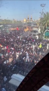 אבלים ממתינים למנהיג המנוח בין שני המקדשים