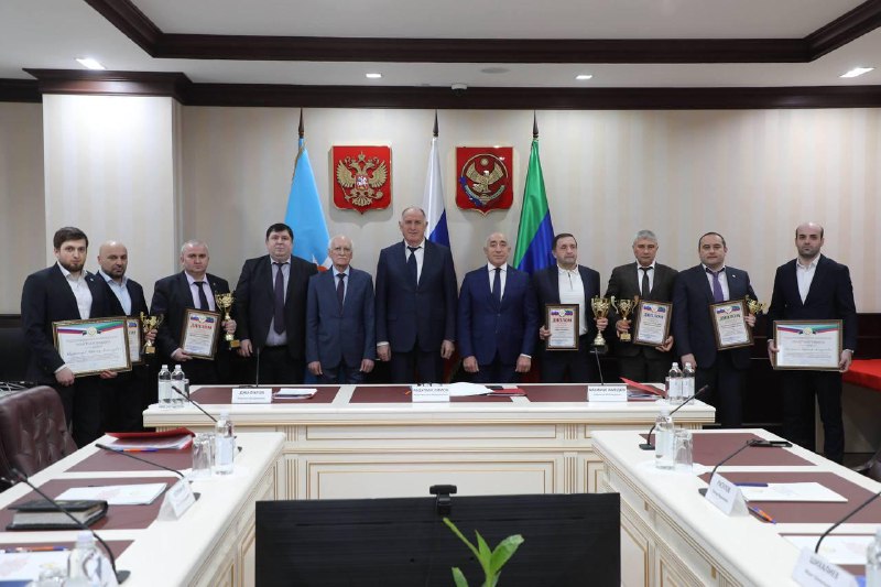 Абдулмуслим Абдулмуслимов вручил главам МО награды за заслуги в области защиты населения от ЧС фото