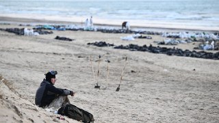 Восемь пляжей Анапы, пострадавших от мазута после крушения танкеров в Керченском проливе, исключили из «опасной зоны» перед летним сезоном Власти Краснодарского края исключили восемь галечных пляжей Анапы из «опасной зоны», в которую они попали из-за круше