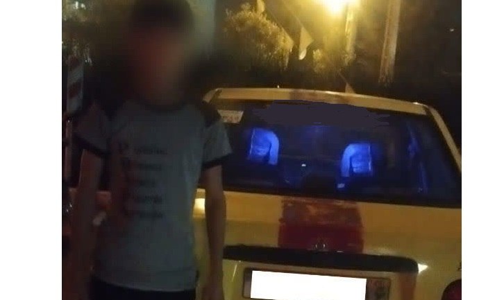 خبرگزاری صداوسیما قم: ⚠️ بازی با جان شهروندان؛ توقیف تاکسی با راننده ۱۵ ساله!🔺پلیس راهور قم:شب گذشته گشت شبانه پلیس راهور در حین کنترل معابر،