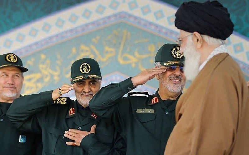 معارف اهل بیت (ع): «یکی از مشهورترین عکس‌هایی که از #حاج_قاسم گرفتم، در مراسم دانش‌آموختگی افسران در دانشگاه امام حسین (ع) بود.آن عکس، حاج 