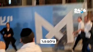 🇮🇱 המפגינים רודפים אחרי אחד ממארגני כנס המתגייסים בירושלים בקריאות "רוצח נשמות".