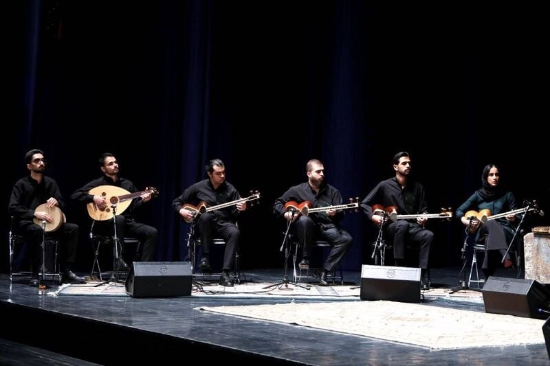 "להוט ומודאג"; הופעה של תזמורת כלי נגינה איראניים לכבודו של אלינאגי וזירי