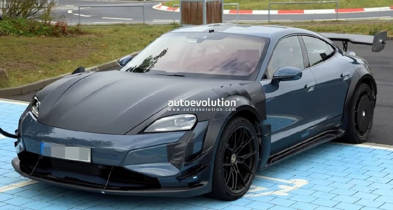 Компания Porsche вывела на тесты трековый Taycan

...