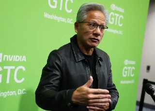 黄仁勋要求英伟达员工使用AI：能用就用 不必担心丢工作据《商业内幕》报道，英伟达CEO黄仁勋(Jensen Huang)希望员工尽量使用AI，并强调他们在这个过程中不必担心失去工作。在上周四举行的全体员工大会上，黄仁勋回应了一个关于有经理要求员工少用AI的问题。黄仁勋“据我所知，英伟达有些经理在告诉他们的团队少用AI，这简直疯了！”黄仁勋表示。黄仁勋表示，他对此强烈反对。“我希望凡是可以用AI自动化的任务，都尽可能交给AI，”他说，“我向你们保证，你们依然会有工作要做。”AI的兴起引发了人们对失业的担忧，但