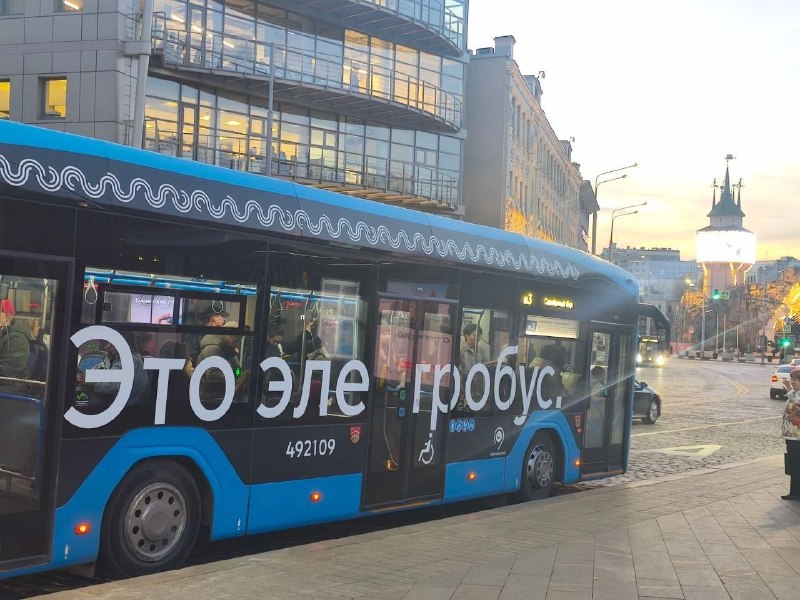 מוסקוביטים, כמובן, מבינים איזו פצצה ראש העיר סרגיי סוביאנין מסיע אותם. מה מתבטא ב"אמנות עממית". הבירה ממשיכ…