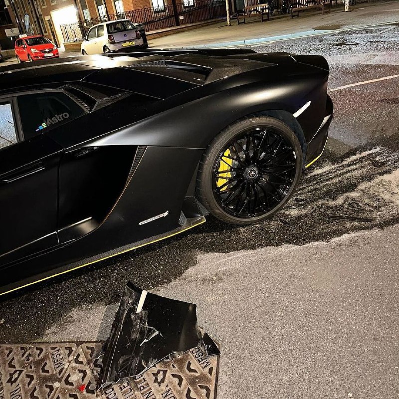 Lamborghini Aventador S повстречался с лондонским кэбом 4