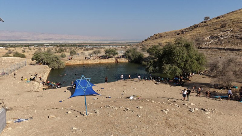מתנחלים ישראלים משתלטים על מקור מים פלסטיני בגדה המערבית הכבושה כדי ליצור בריכת פנאי