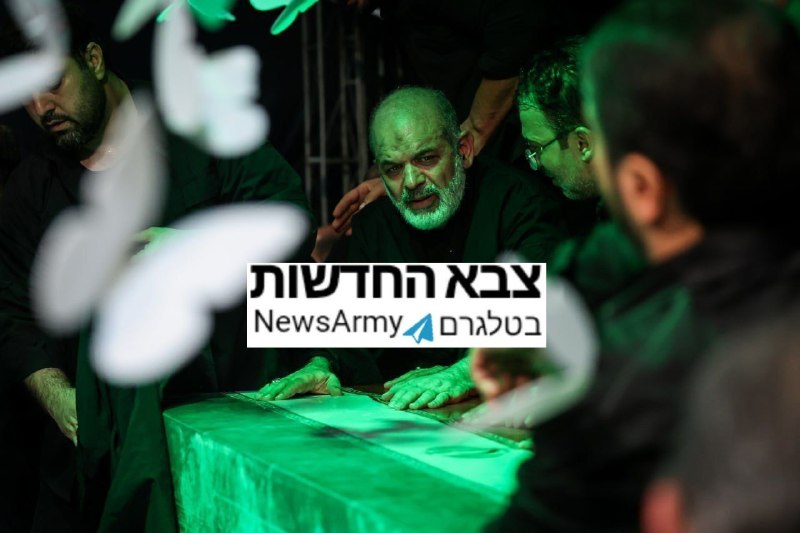 אחמד וחידי, מפקד משמרות המהפכה, תועד ליד ארונו של עלי חמינאי