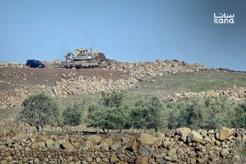 הכיבוש הישראלי מכוון את הסביבה המזרחית של טל אל אחמר באזור הכפרי קוניטרה עם פגזי ארטילריה