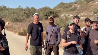 מתנחלים מונעים מתושבים ותומכים זרים למסוק זיתים באדמות הכפר אל-לבן אל-גרבי, מצפון-מערב לרמאללה.