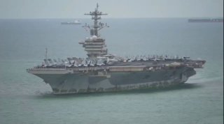 USS אברהם לינקולן הגיע לנמל Laem Chabang בתאילנד ב-2 בספטמבר לאחר 286 ימים רצופים בים, שיא מודרני של הצי הא…