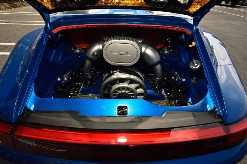 30-летний Porsche 911 превратили в спидстер стоимостью как гиперкар — на аукцион выставят один из 25 6