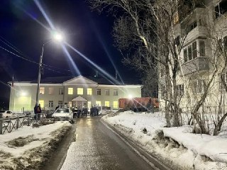 В Костроме обнаружили обломки БПЛА рядом со школой, в них может находиться взрывчатое вещество, сообщил губернатор Сергей Ситников.По словам губернатора, их уничтожат на месте, а жителям рекомендовали отойти от окон. Людей из домов поблизости эвакуировали.