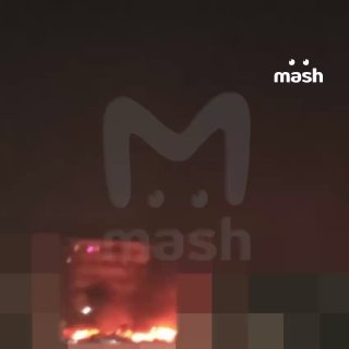 Украинский БПЛА упал на жилой дом в пригороде Краснодара — предварительно, есть пострадавшие.По словам местных, части дрона разлетелись по двору, задели минимум 6 этажей и разбили окна. В здании начался пожар.❗️ Подписывайся на Mash