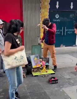 This street artist controls a marionette to create paintings@paintings 🖼️