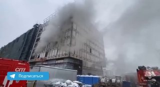 Минимум три человека погибли при пожаре на севере Москвы. В горящем здании может находиться около 200 человекТри человека погибли и еще семь пострадали в результате пожара в строящемся здании на севере Москвы, сообщили ТАСС в МЧС. Пожару присвоен пятый, ма