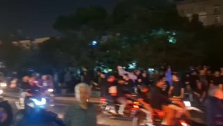 המון התאסף מול המוסלה של טהרן