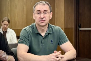 Журналисту «Новой газеты» Олегу Ролдугину продлили домашний арест. Он рассказал, что не может открыть дверь сотруднику ФСИНТверской районный суд Москвы продлил до 10 ноября домашний арест журналисту «Новой газеты» Олегу Ролдугину, обвиняемому в незаконном 