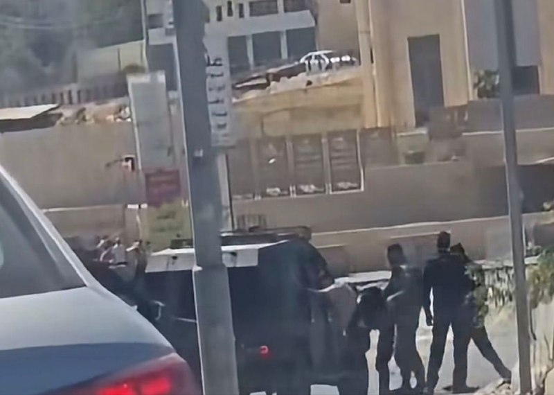 כוחות הכיבוש עוצרים צעיר סמוך למחסום קלנדיה, מצפון לירושלים הכבושה.