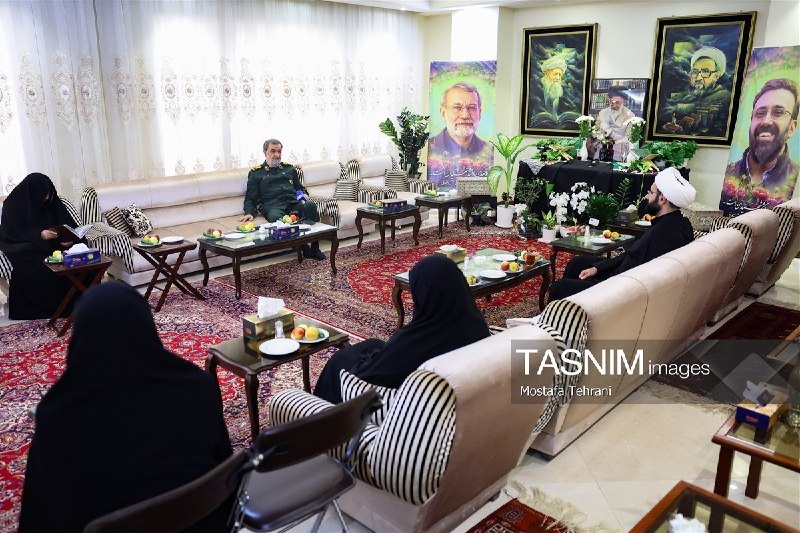 آرنا نیوز 🌐 ARNA: 📸 حضور دبیر شورای عالی امنیت ملی در منزل شهید لاریجانی🔹سرلشکر پاسدار محسن رضایی دبیر شورای عالی امنیت ملی ظهر امروز در م