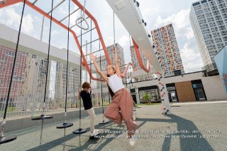 Жители новостроек счастливее, чем те же москвичи в старом фонде — они радостно завязывают смолл-токи с соседями, участвуют в жизни квартала и помогают друг другу, показало исследование группы "Самолет". В новых домах 79% жителей ежедневно здороваются с сос
