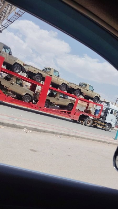 — 🇸🇦/🇾🇪 שיירות ענק של משאיות צבאיות מושכות מאות משוריינים סעודיים ורכבים בעלי הנעה ארבע גלגלים מאטאק שב…