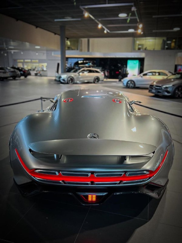 Mercedes-AMG Vision Gran Turismo 2013 года. Его дизайн опередил своё время на 30 лет. 5
