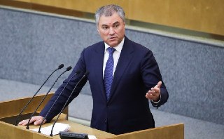 Володин призвал депутатов не «вибрировать» и не строить предвыборную кампанию на топливном кризисе — чтобы не «играть на руку врагу» Спикер Госдумы Вячеслав Володин призвал депутатов не строить свою избирательную кампанию на острых темах вроде топливного к