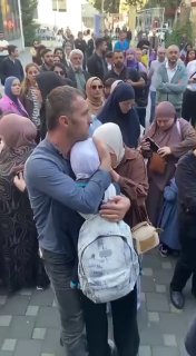 תיעוד כואב סטודנטיות אזרבייג'ניות בוכות לאחר שנאסר עליהן להיכנס לבתי ספר בגלל שלבשו חיג'אב.