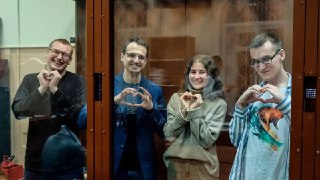 Шестерым вменили целый набор тяжких статей — за пацифизм. За него теперь в России просят 10 лет. Дело «Весны»*После полутора лет неспешных слушаний в Санкт-Петербургском городском суде завершился процесс против шести обвиняемых по делу молодежного движения