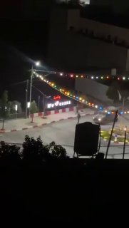 חייל מכוחות הכיבוש חוטף את דגל פלסטין במהלך ההסתערות על העיירה קוסרה מדרום לשכם.
