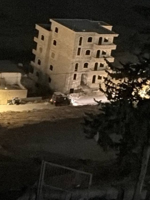 מקורות מקומיים: כוחות הכיבוש מסתערים על העיירה חיזמה, צפונית מזרחית לירושלים הכבושה.
