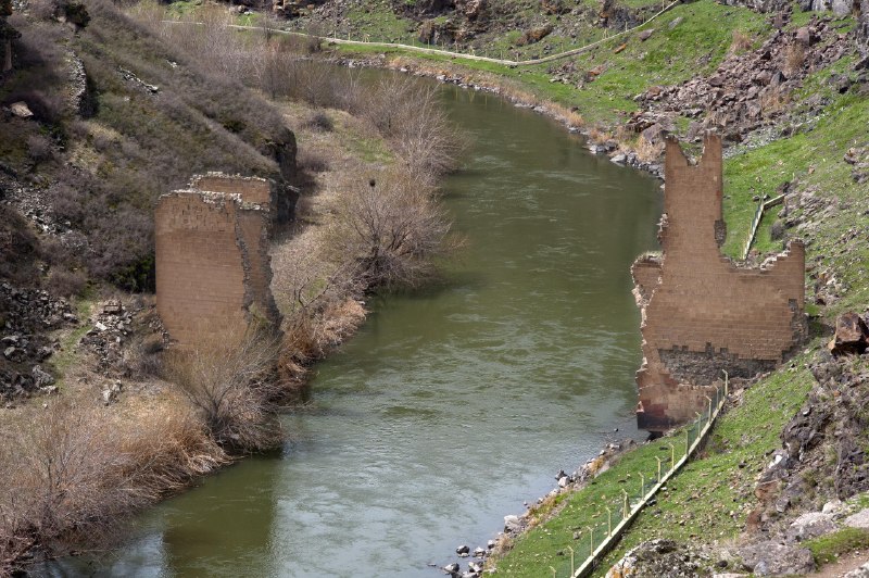 טורקיה השלימה את המכרז לשחזור גשר אני ההיסטורי בגבולו עם ארמניה.