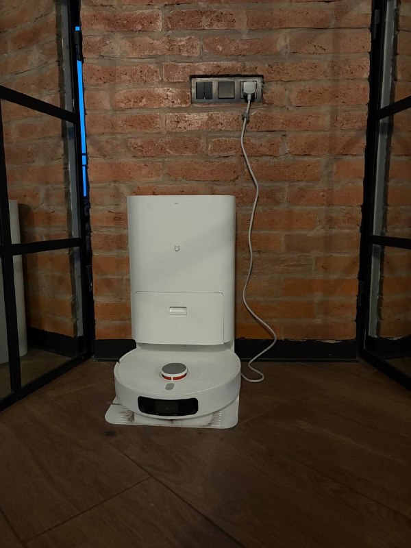 Продаётся робот-пылесос с функцией влажной уборки — фото 1