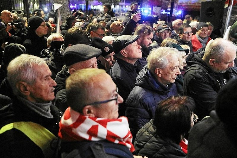 הפיכה במצב לא מקוון." הטלוויזיה הממלכתית הפולנית הפסיקה לשדר אירועים ב-CC. כעת, במקום לשדר ולדווח מהמקום, מ…