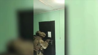 ФСБ отчиталась о задержании жителя Подмосковья за «акции устрашения» троих российских военнослужащих.В ведомстве утверждают, что задержанный был завербован в Телеграме представителем украинских спецслужб под видом работы в коллекторском агентстве.   «Дейст