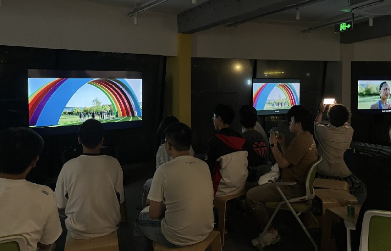 昨晚 WWDC25 发布会，AI Hacker House 来了 50 多位开发者和果粉参与线下观影 party，持续到凌晨三点