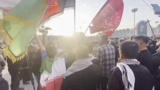 אבלם של הלורים הבכתיארים לפני תחילת טקס הפרידה.