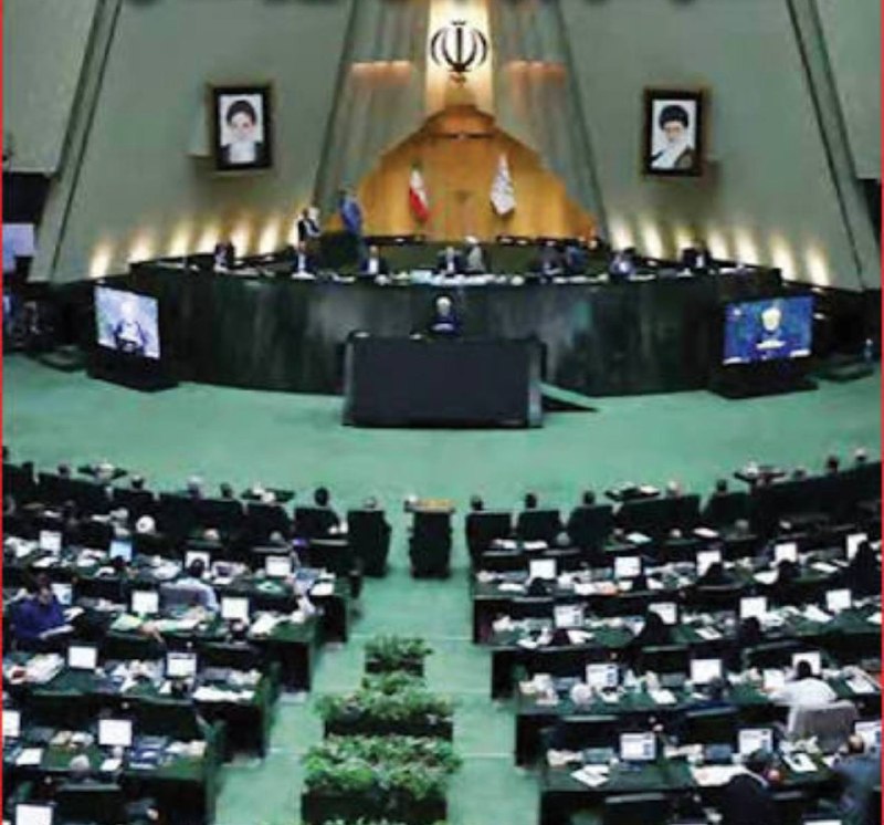 راديوعصرجديد: 🔴 ۲۷۰ نفر دادزن 🔴*وقتی در خیابان لاله‌ زار قدم می‌زنی. میان هیاهوی لباس‌ فروشی‌ها گاهی یک تابلو دست‌ نویس توجهت را جلب م